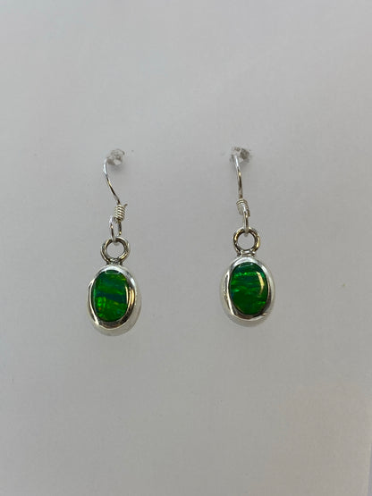 Detalle del engaste a mano de la piedra de Ópalo de Fuego en plata — color verde limón intenso