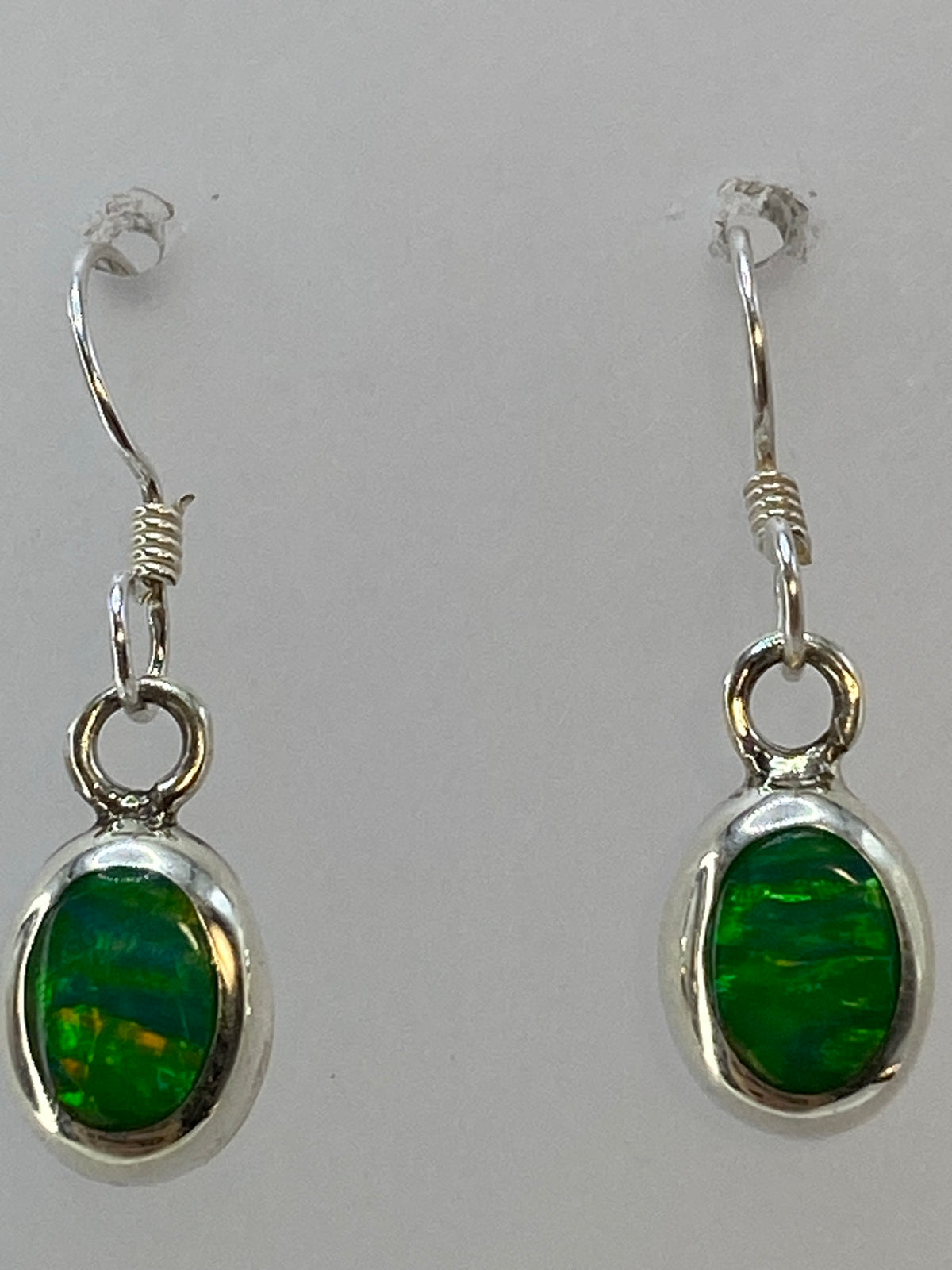 Vista frontal de los aretes de plata — 2.3 cm, tamaño versátil para día y noche