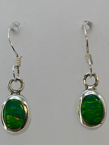 Vista frontal de los aretes de plata — 2.3 cm, tamaño versátil para día y noche