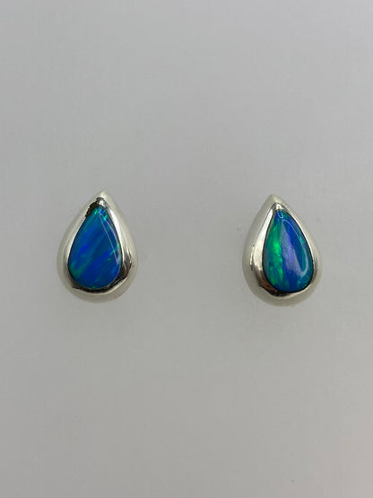 Aretes de plata 925 con ópalo de fuego azul cielo, par completo sobre fondo blanco