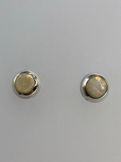 Medida de los aretes con escala en centímetros, largo 1.3 cm