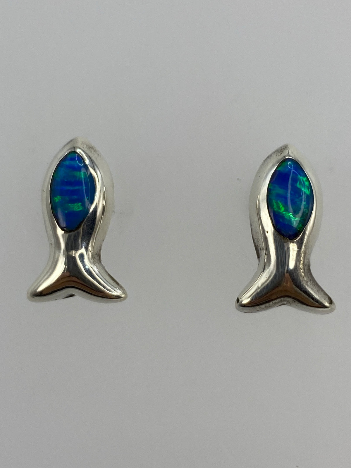 Par de aretes de plata con ópalo de fuego azul en forma de gota, diseño minimalista