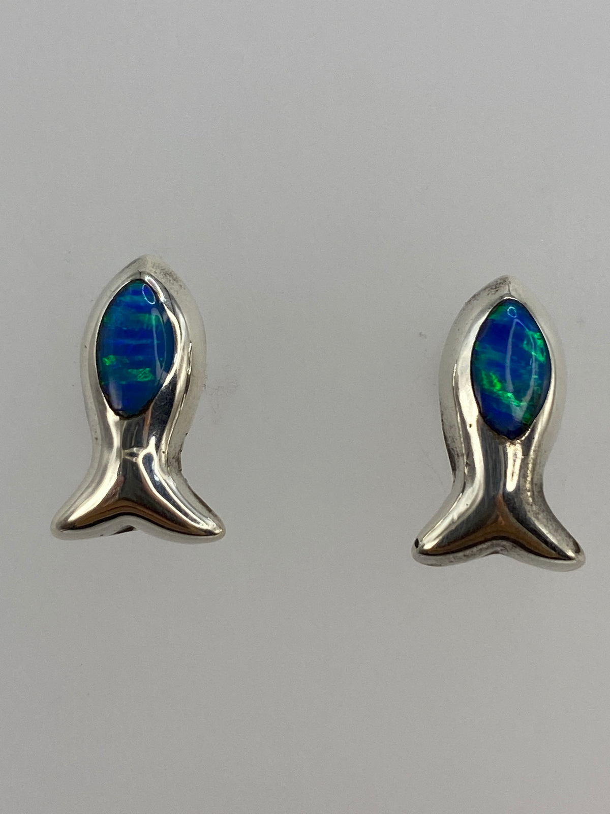 Aretes de ópalo de fuego colocados sobre escala de medición — 1.4 cm de largo
