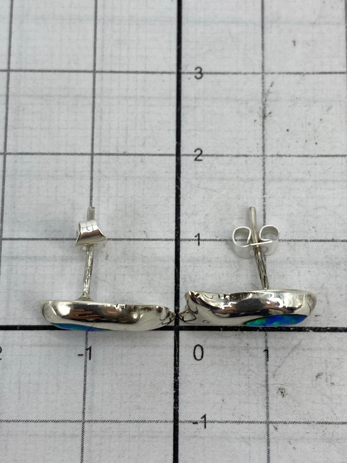 Aretes de plata 925 con reverso mostrando Quinto y marca de autenticidad