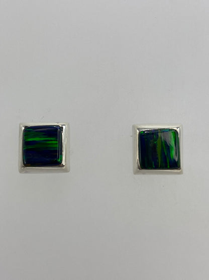 Par de aretes de plata 925 con ópalo de fuego verde, sobre fondo blanco