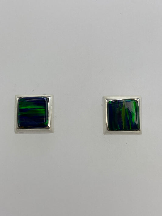 Par de aretes de plata 925 con ópalo de fuego verde, sobre fondo blanco