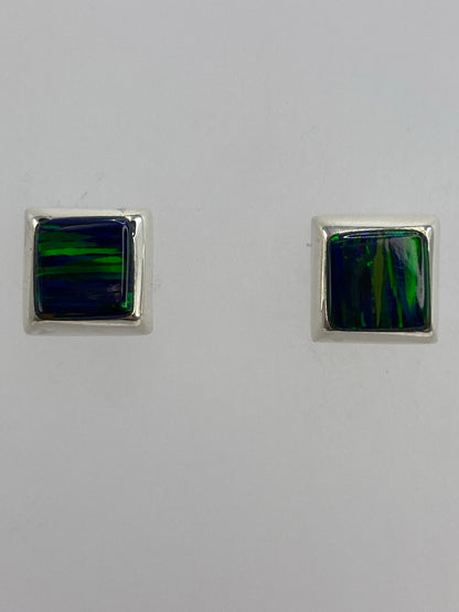Aretes vistos de lado, mostrando el poste y el juego de colores del ópalo