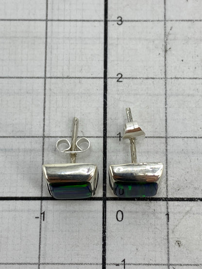 Aretes con medida en centímetros, mostrando tamaño delicado de 1.3 cm