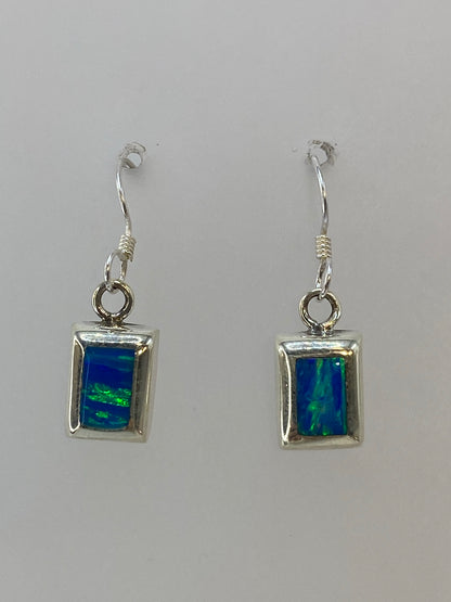 Par de aretes de plata con Opalo de Fuego verde limon, gancho de plata, sobre fondo blanco