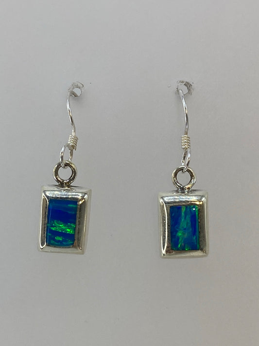 Par de aretes de plata con Opalo de Fuego verde limon, gancho de plata, sobre fondo blanco