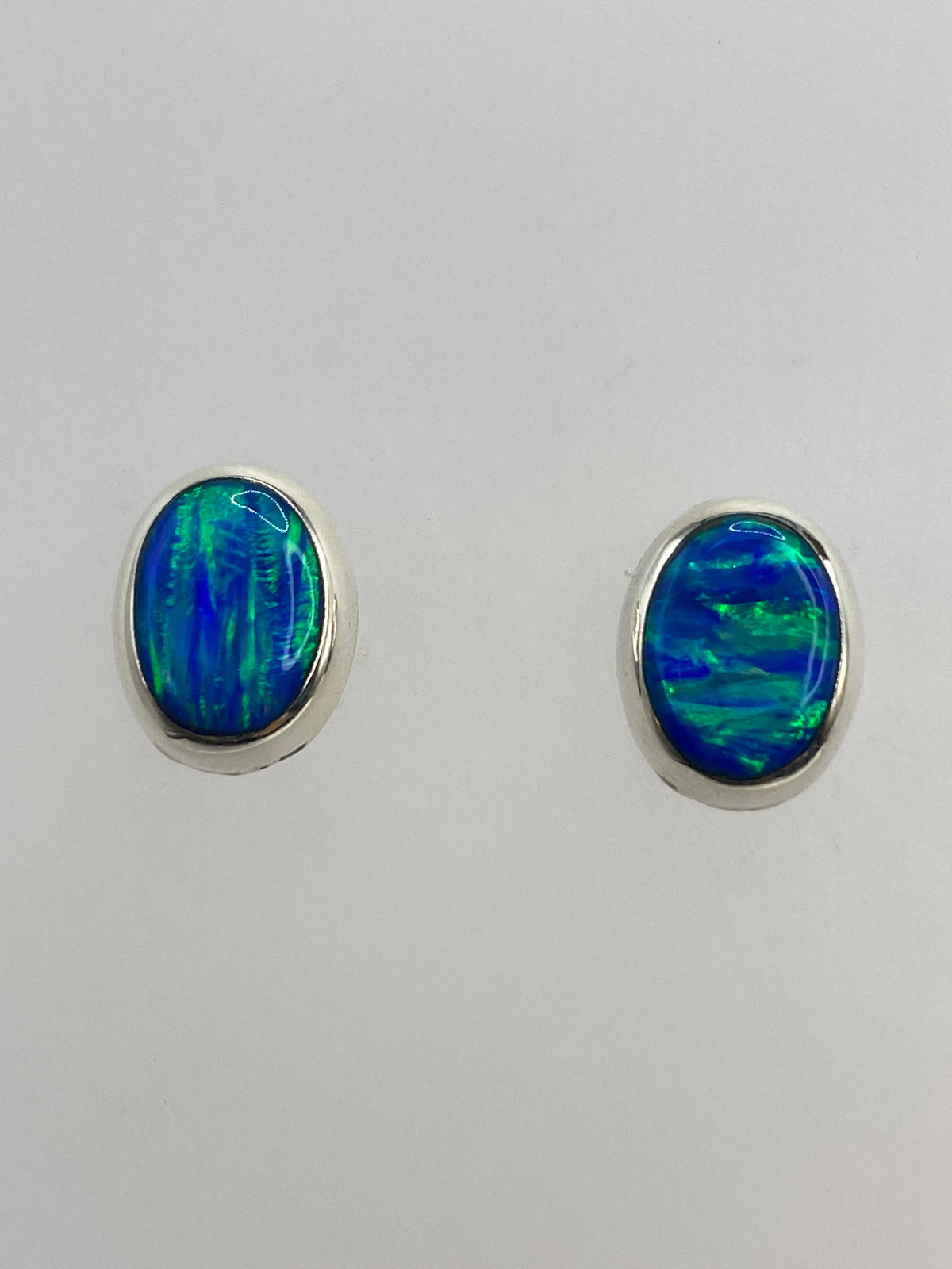 Par de aretes de plata 925 con ópalo de fuego azul, engastados a mano en Taxco