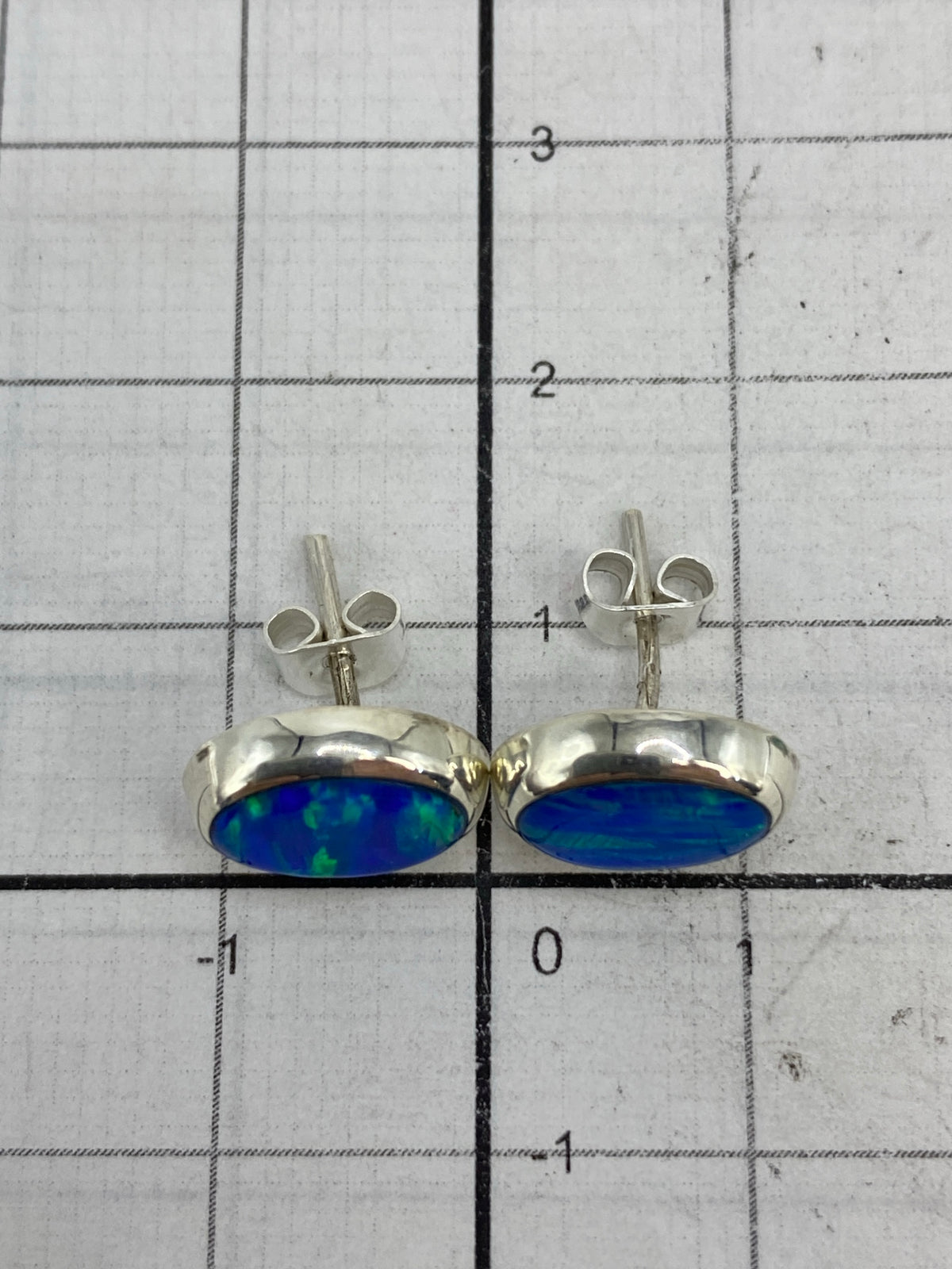 Reverso de los aretes mostrando el Quinto 925 grabado en plata