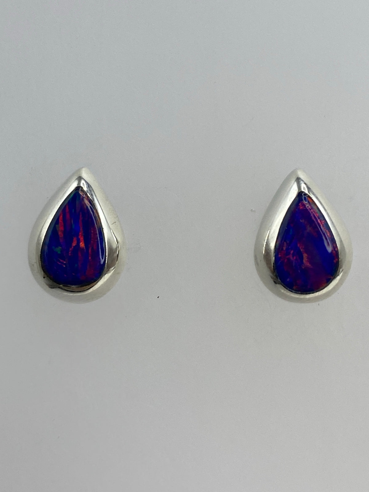 Aretes de 1.3 cm sobre regla para escala de tamaño