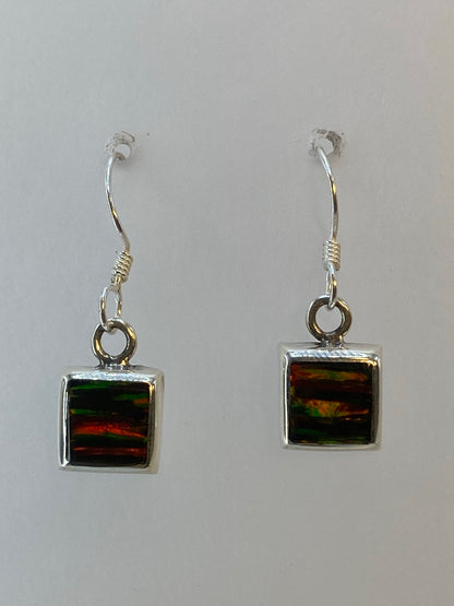Par de aretes de plata con ópalo de fuego multicolor cuadrados, 2.5 cm