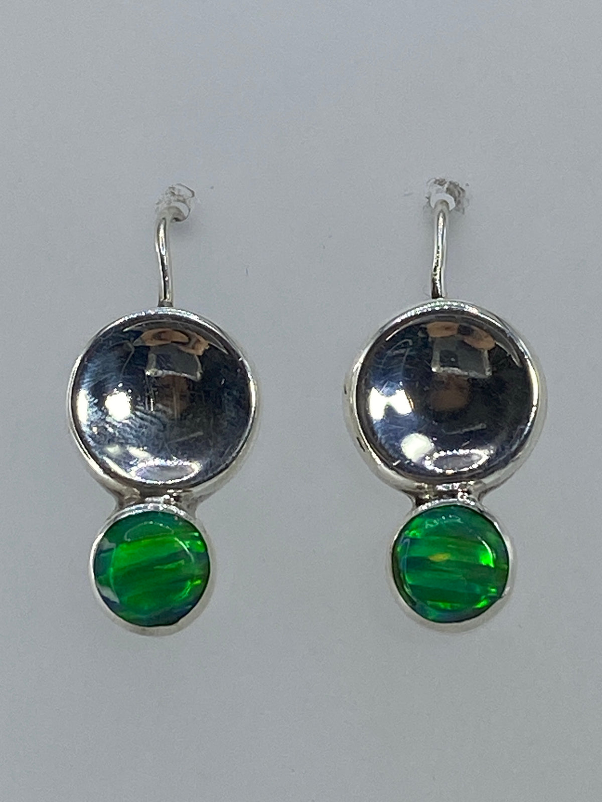 Par de aretes de plata 950 con ópalo de fuego verde limón, gancho largo, vista frontal