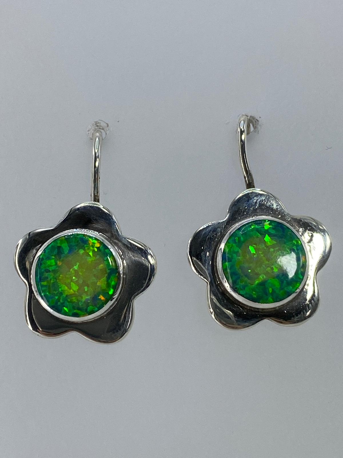 Par de aretes de plata 950 con ópalo de fuego verde limón en forma de flor