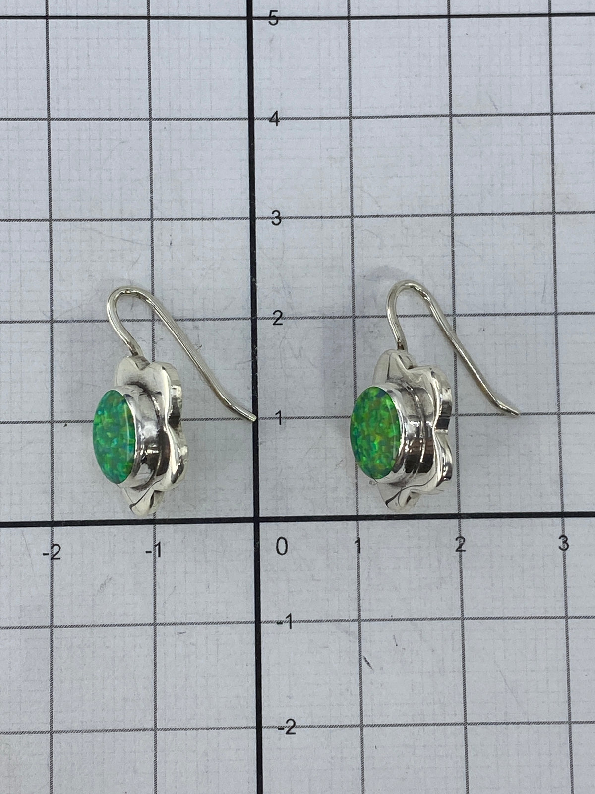 Aretes sobre fondo blanco mostrando el Quinto 950 grabado