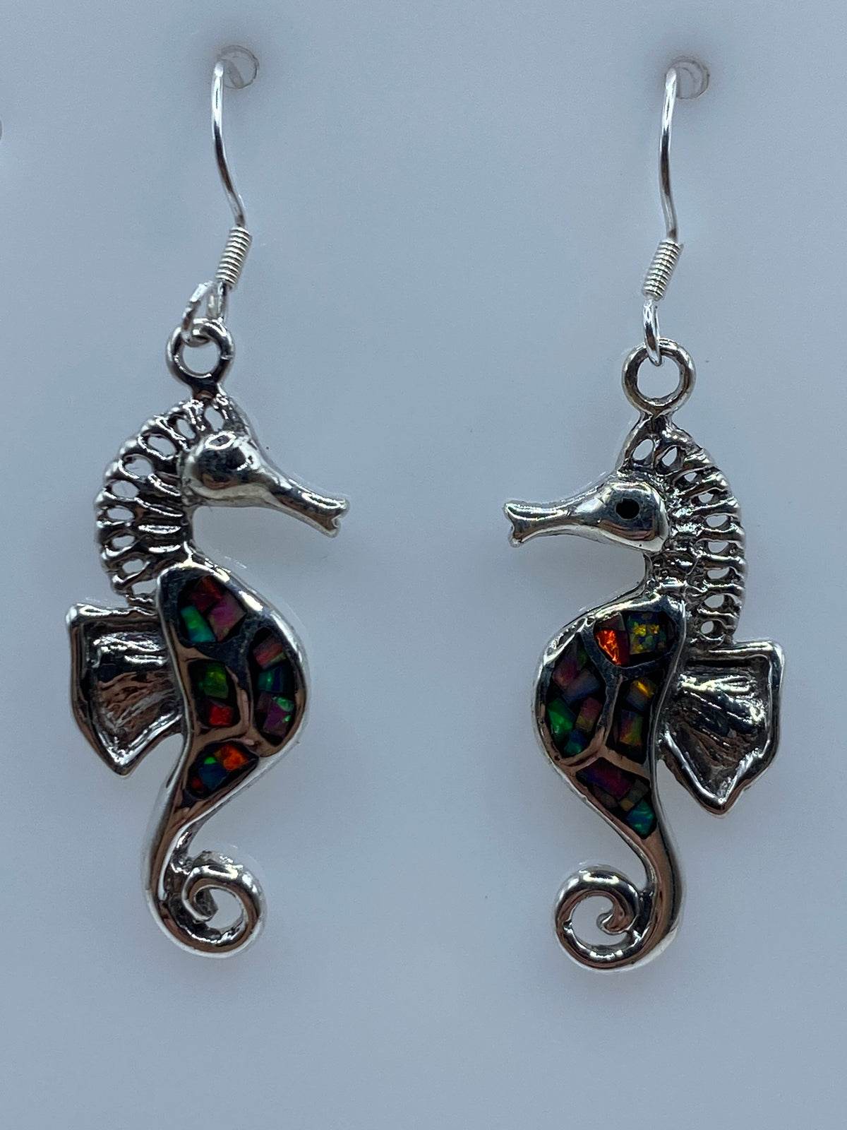 Aretes caballito de mar en plata 950 con opalo de fuego multicolor, par completo