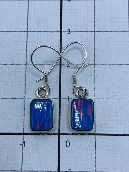 Aretes medidos en balanza: 1.4 g total