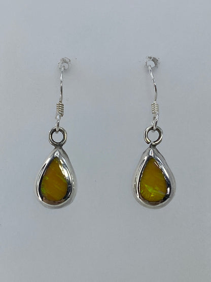 Aretes de plata con Ópalo de Fuego multicolor colgando en par