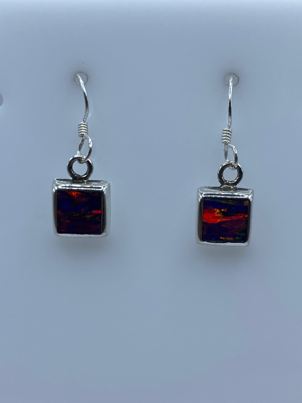 Aretes de plata 925 en gancho con piedra ópalo morada, detalle del engaste a mano