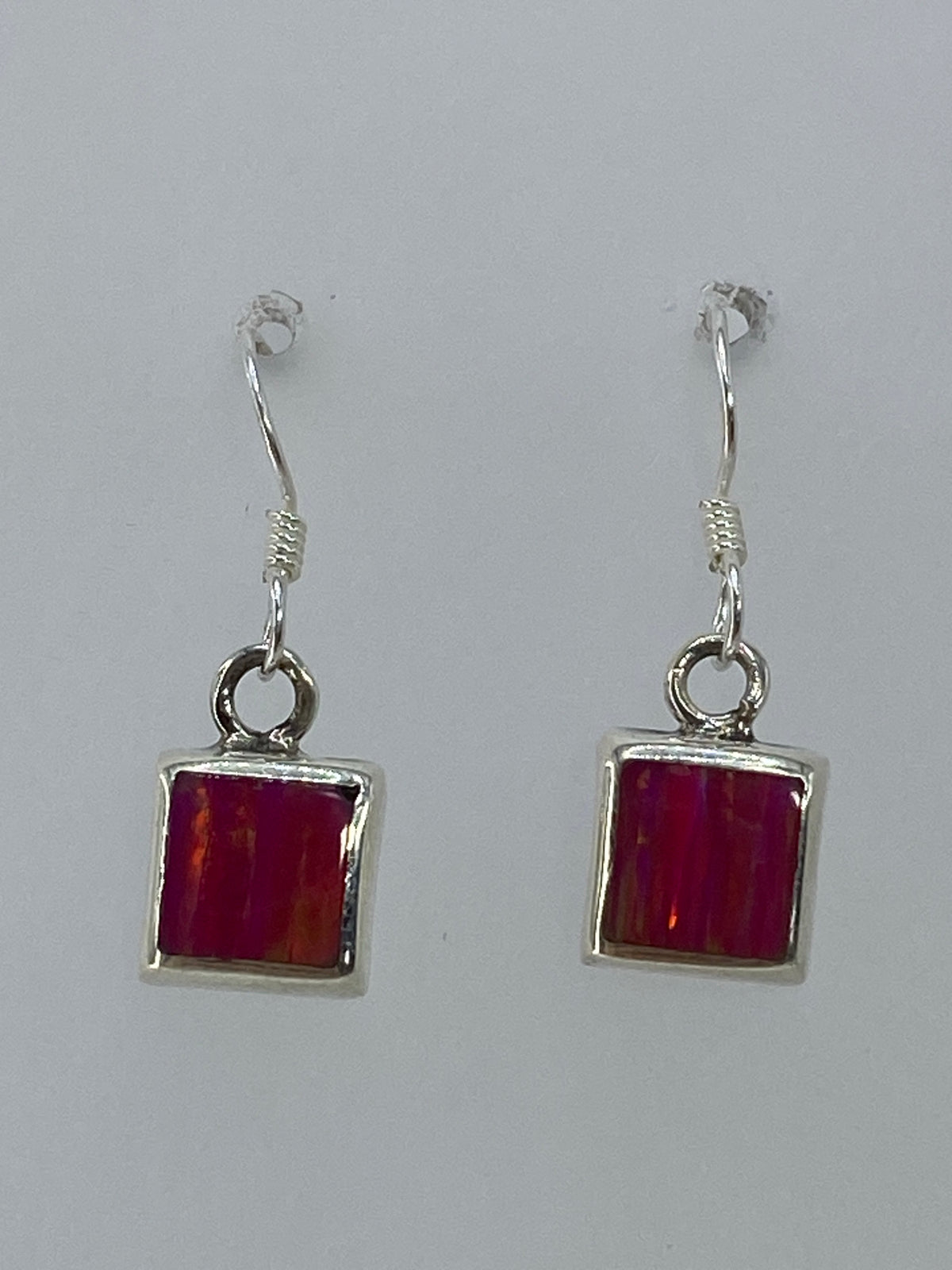 Aretes de plata cuadrados con ópalo de fuego rosa, vista frontal del par