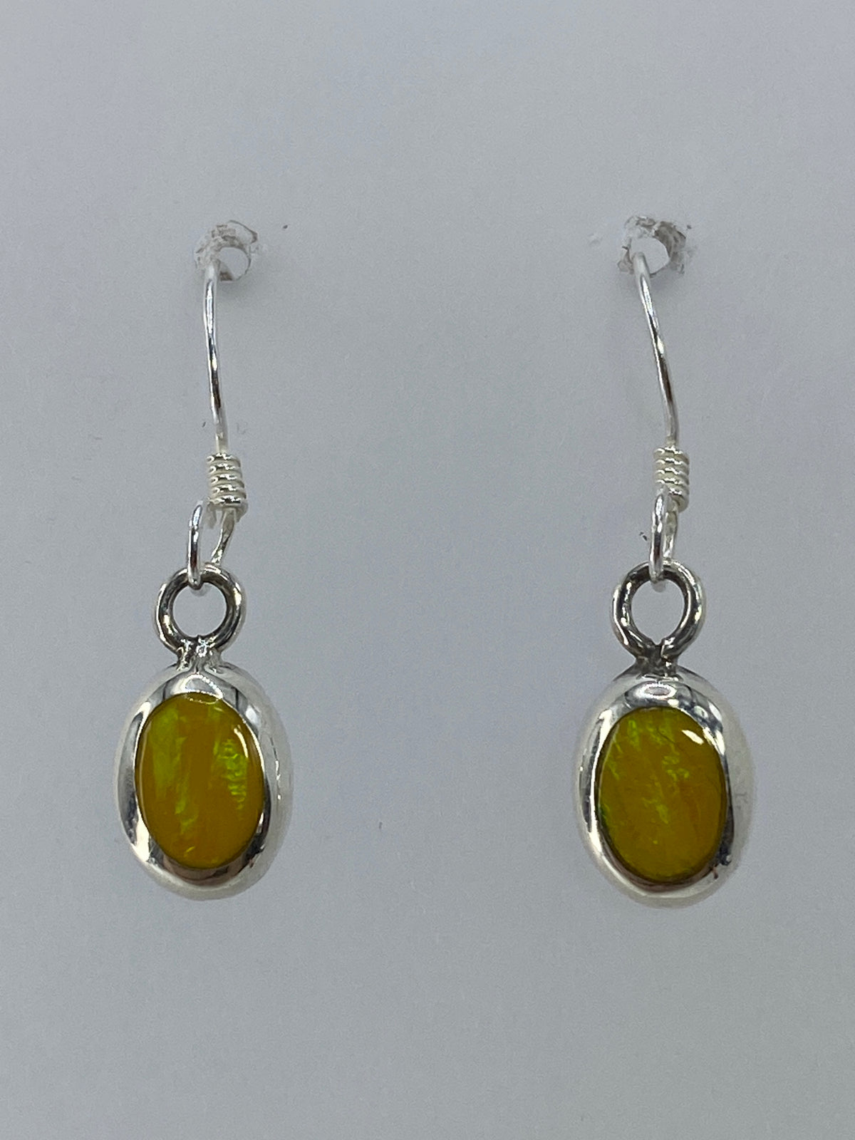 Par de aretes de plata 925 con ópalo de fuego amarillo, en gancho francés