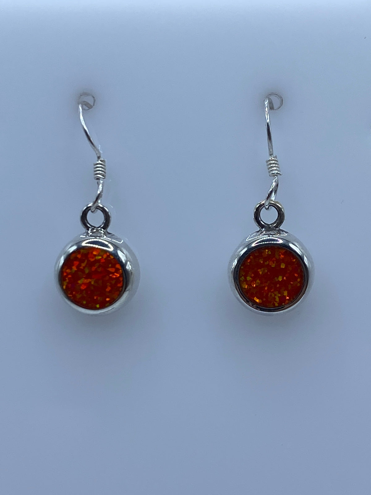 Par de aretes de plata 950 con ópalo de fuego naranja engastado a mano, colgados de gancho de plata pulido