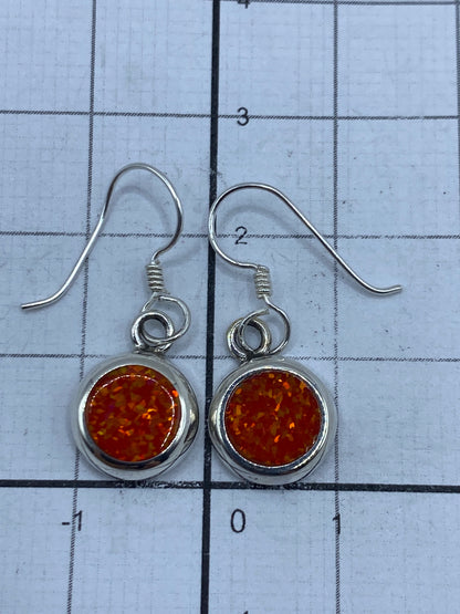 Los aretes de ópalo sobre una escala para confirmar tamaño y peso (1.6 g el par)