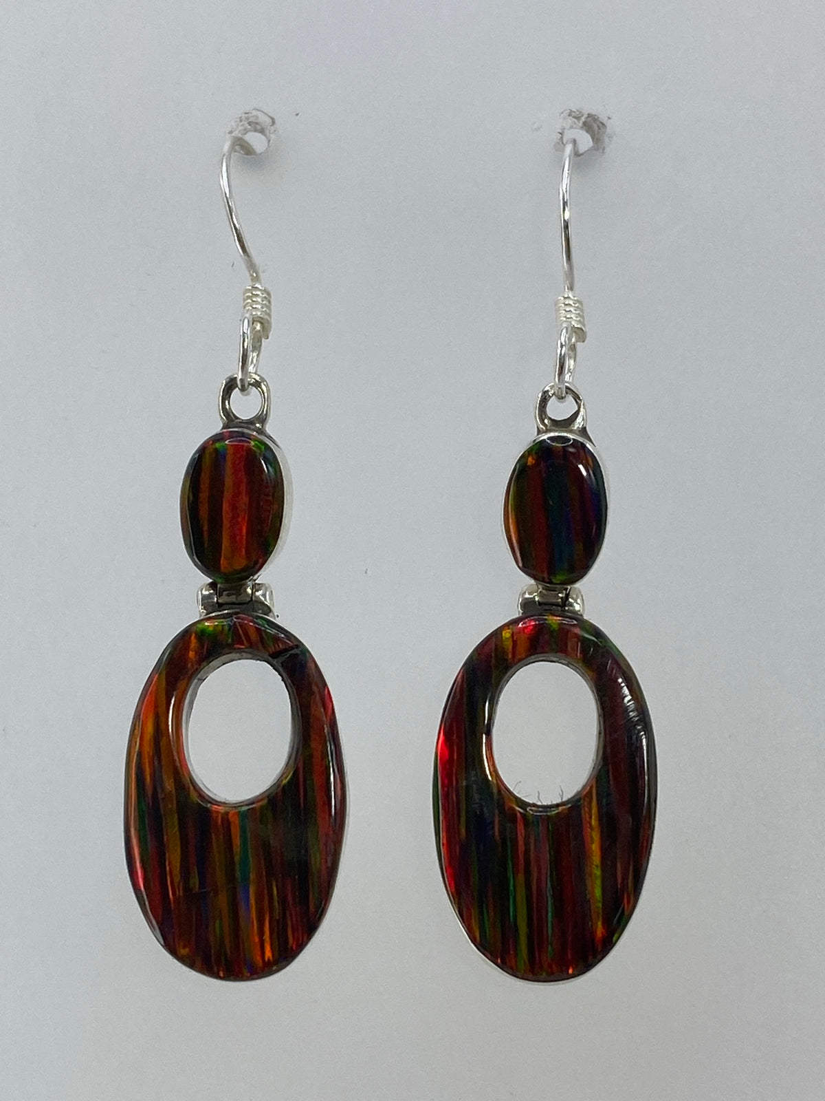 Par de aretes de plata 950 con opalo de fuego multicolor, 4.3 cm de largo, engastados a mano