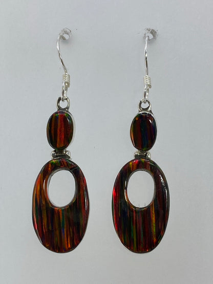 Par de aretes de plata 950 con opalo de fuego multicolor, 4.3 cm de largo, engastados a mano