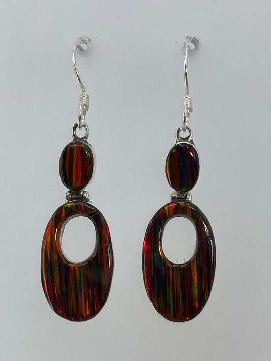 Par de aretes de plata 950 con opalo de fuego multicolor, 4.3 cm de largo, engastados a mano