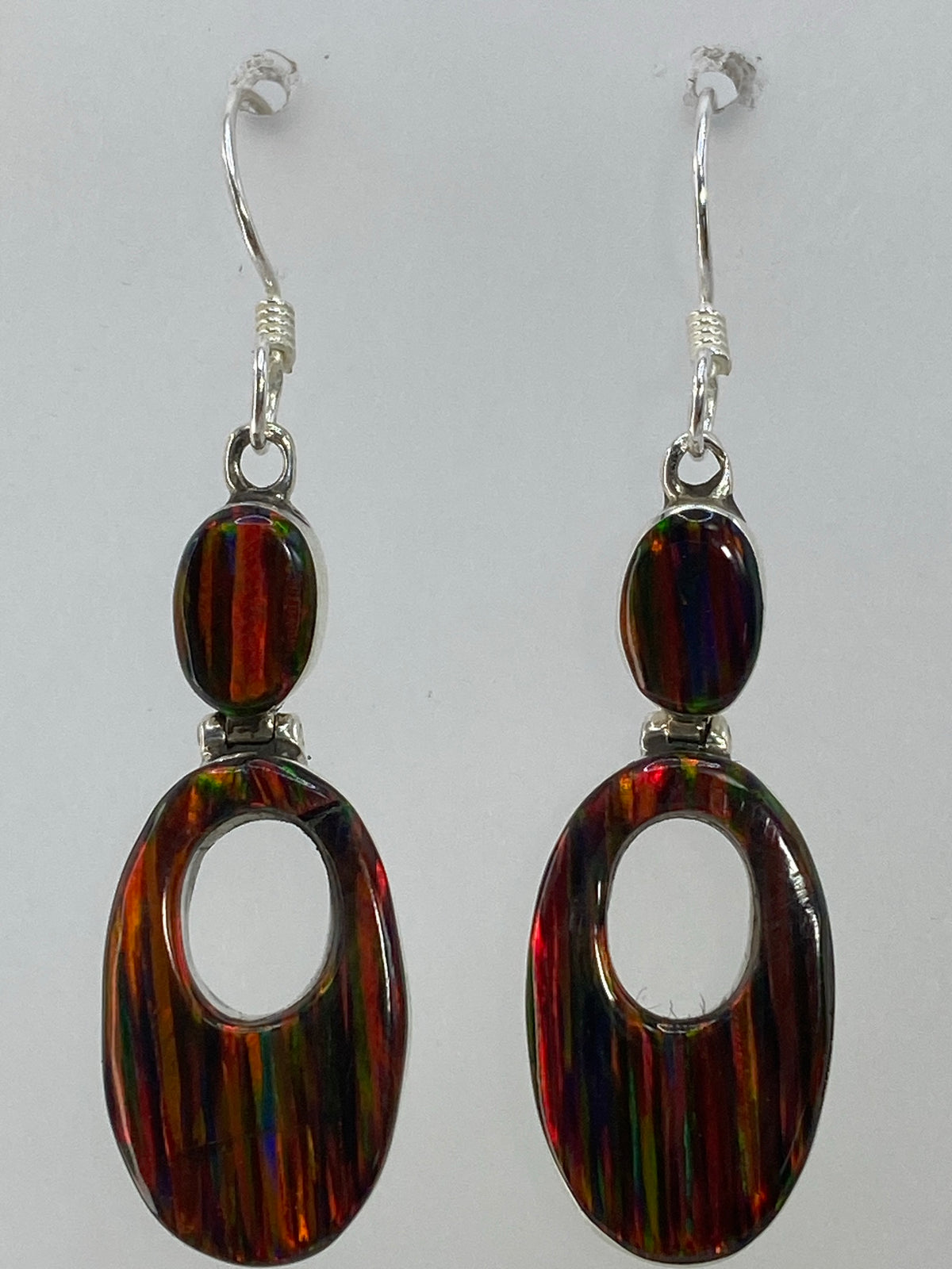 Aretes sobre regla mostrando medida de 4.3 cm de largo total