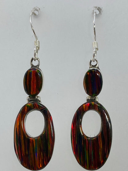 Aretes sobre regla mostrando medida de 4.3 cm de largo total