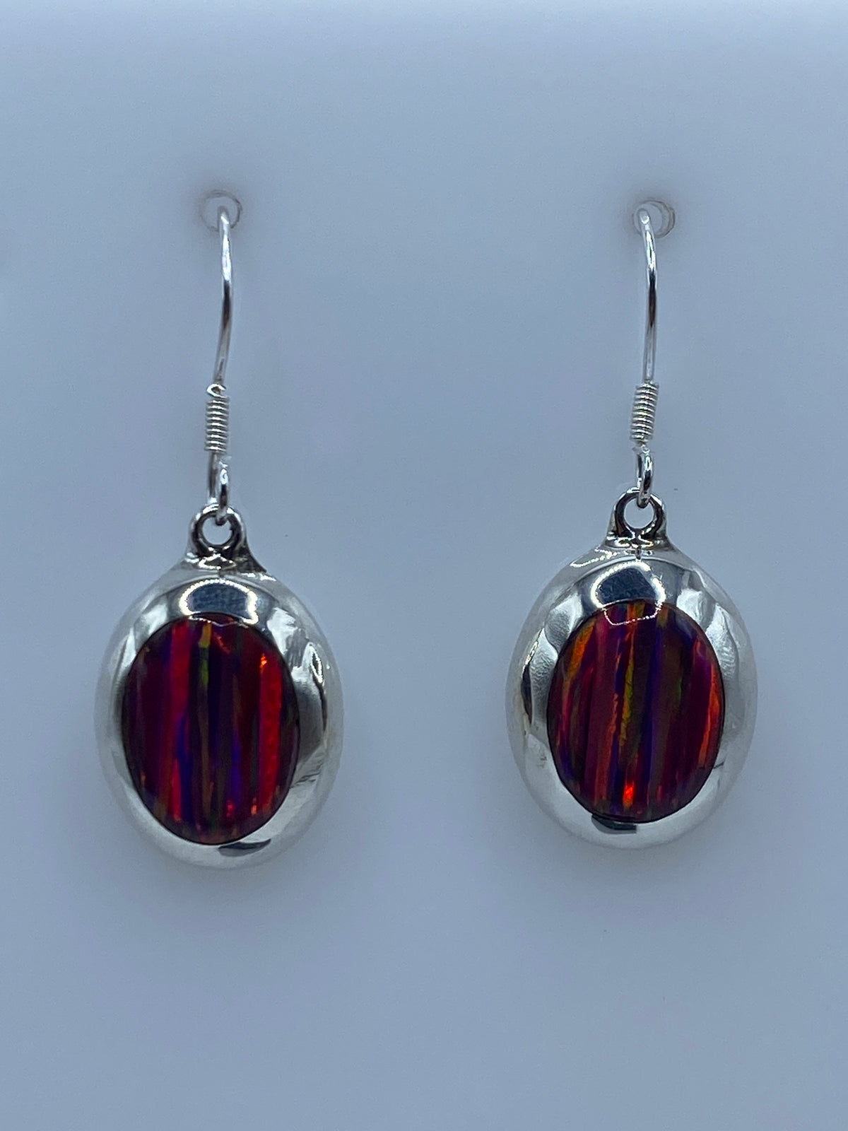 Detalle del ópalo de fuego rojo, naranja y verde en engaste de plata 925