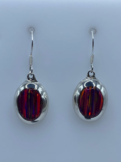 Detalle del ópalo de fuego rojo, naranja y verde en engaste de plata 925