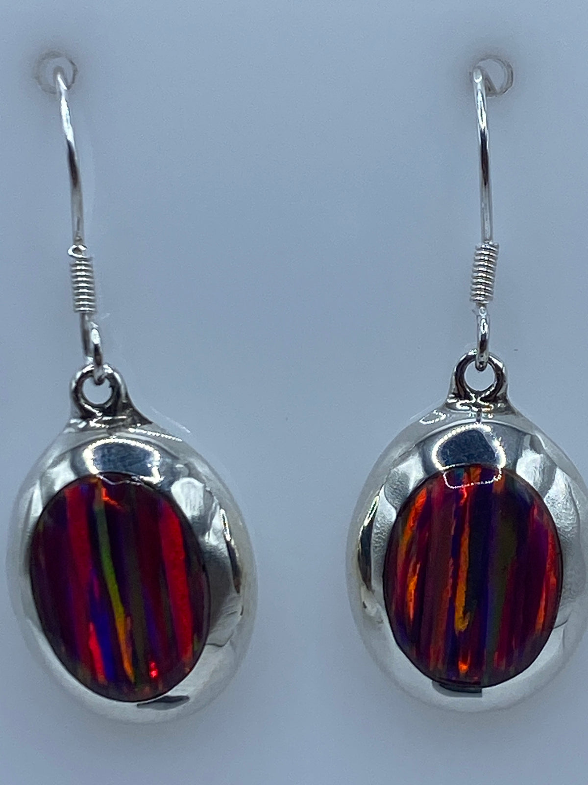 Aretes colgando del gancho de plata mostrando el tamaño de 3 cm