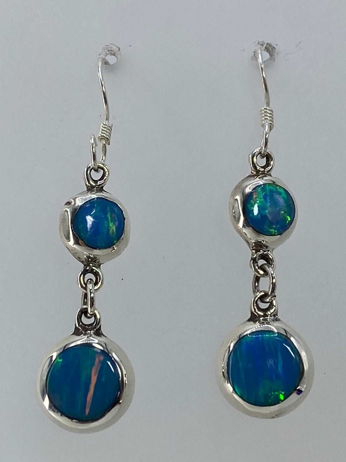 Par de aretes de plata con ópalo de fuego verde olivo en cascada, largo 4 cm