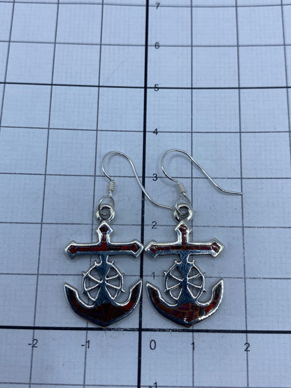 Aretes de plata 950 con Quinto grabado en el ancla religiosa