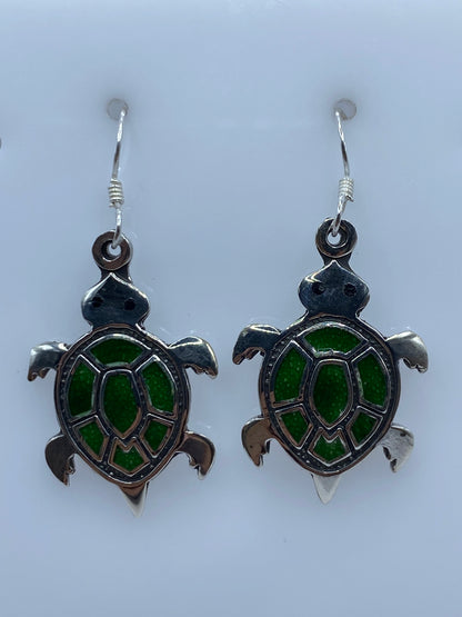 Arete tortuga de plata con caparazón verde engastado, vista frontal