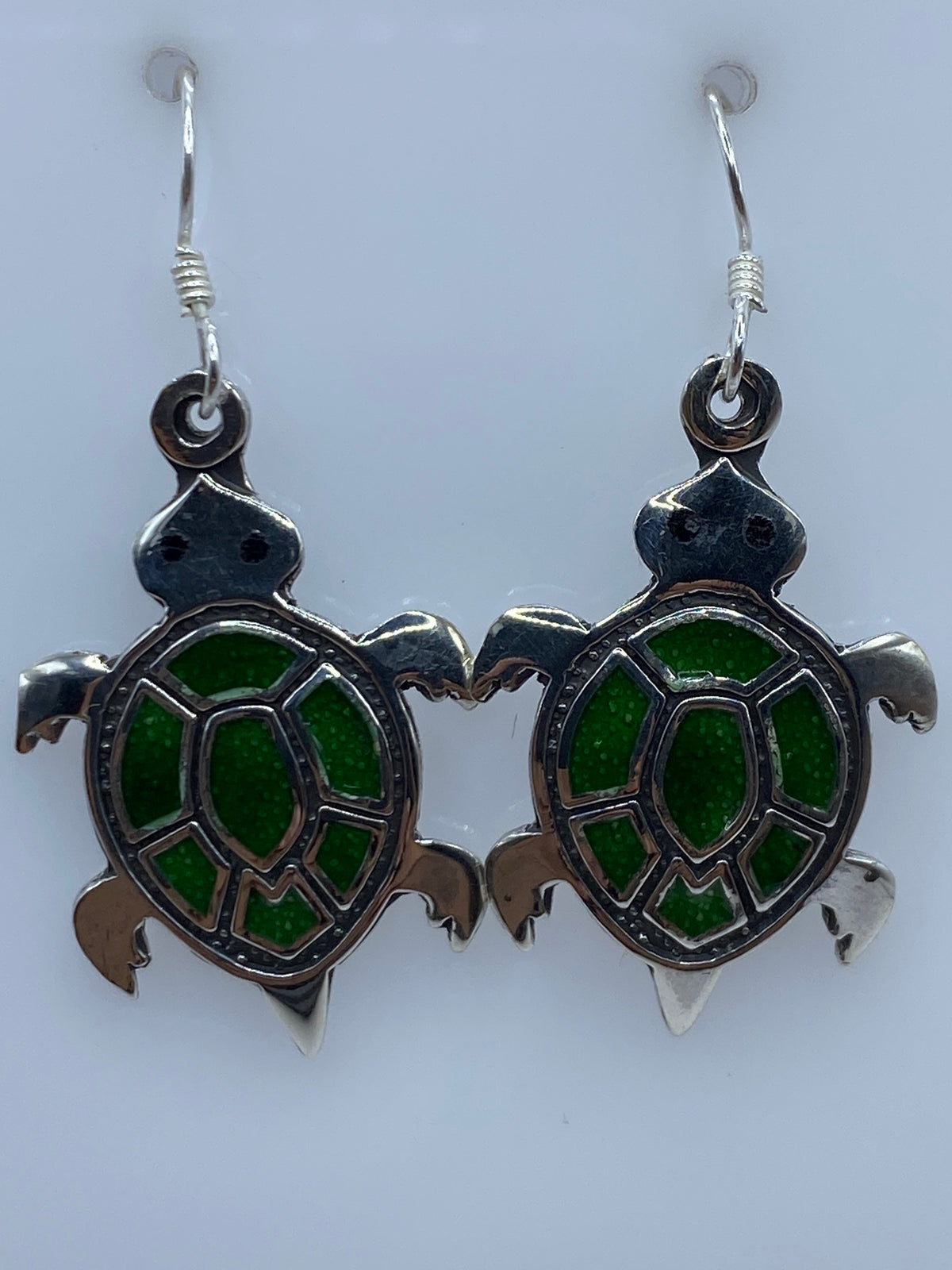 Detalle de la tortuga prehispánica en plata — símbolo de protección