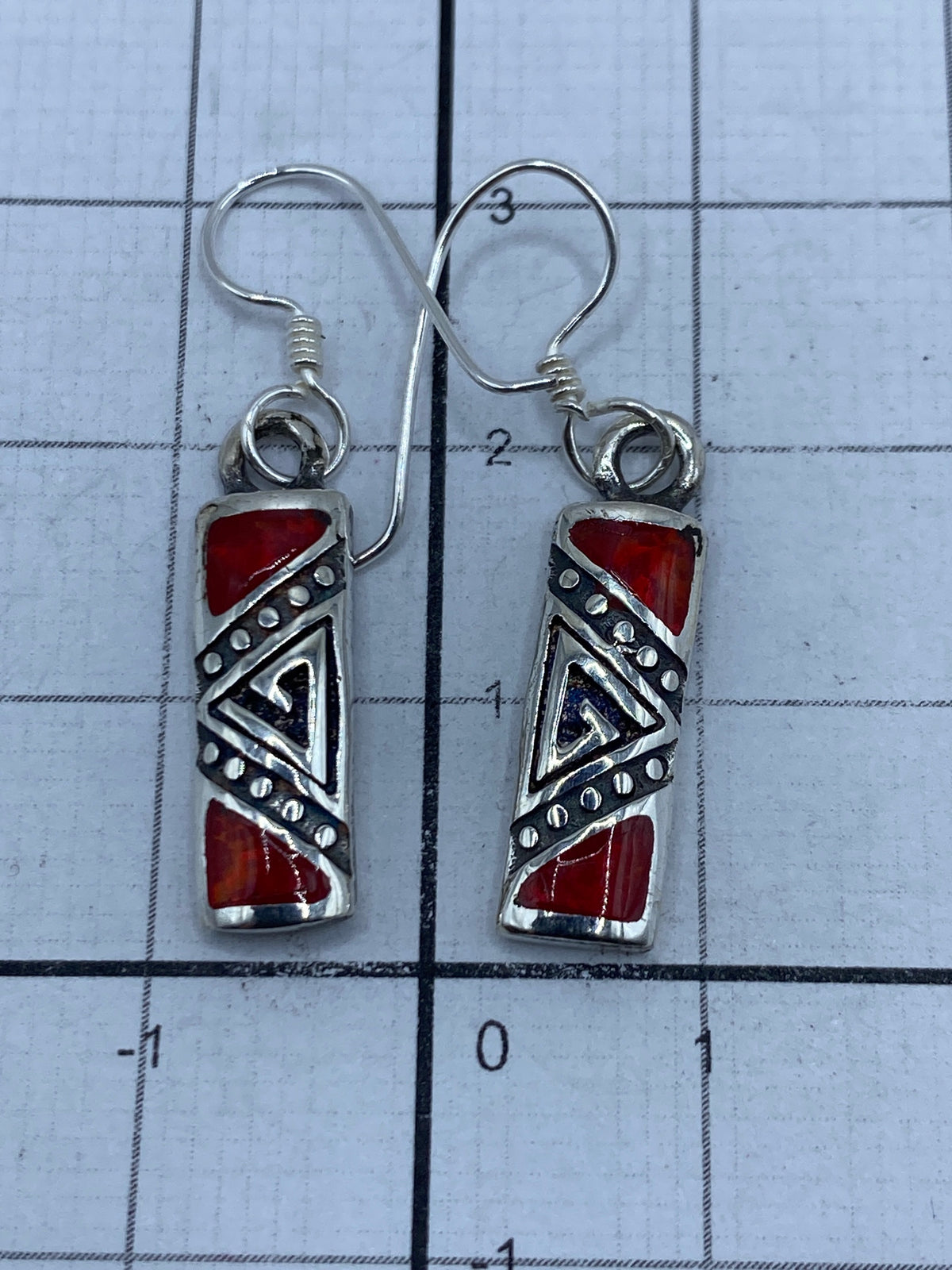 Aretes colgando, mostrando cómo lucen puestos y el largo proporcional de 3.1 cm