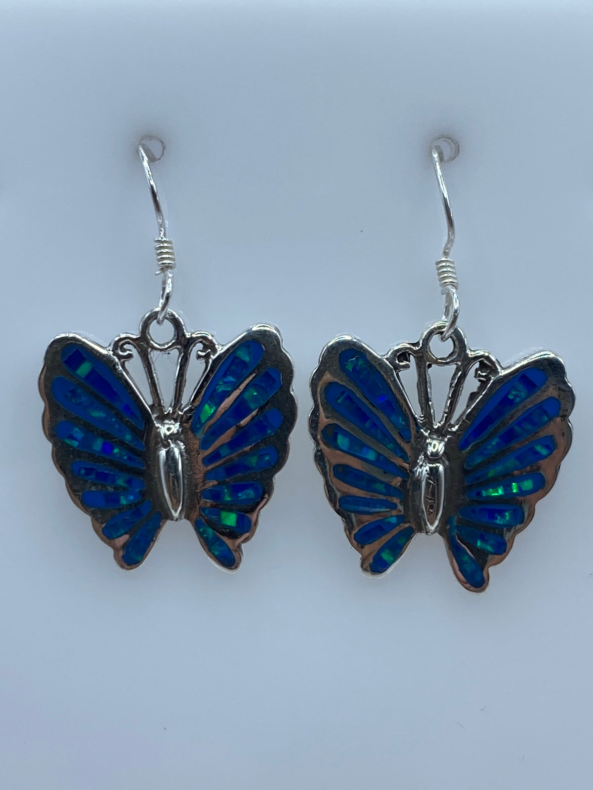 Par de aretes de plata 925 con ópalo de fuego azul engastado a mano