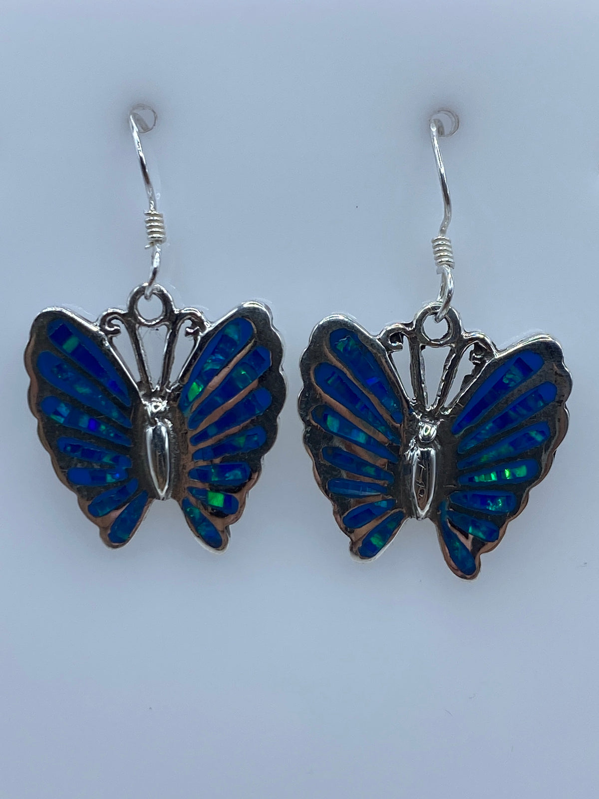 Detalle del ópalo de fuego azul y su engaste artesanal en plata