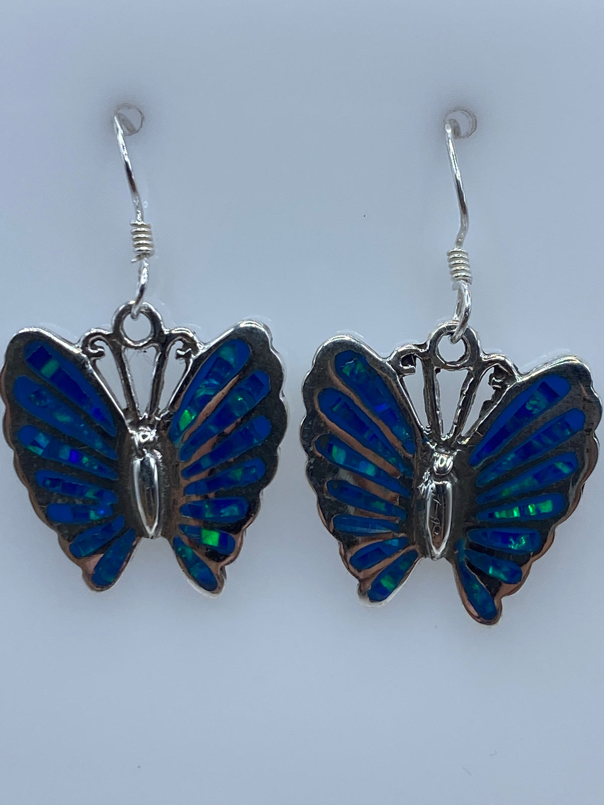 Aretes sobre regla: 3.2 cm de largo, proporción real