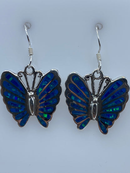 Aretes sobre regla: 3.2 cm de largo, proporción real