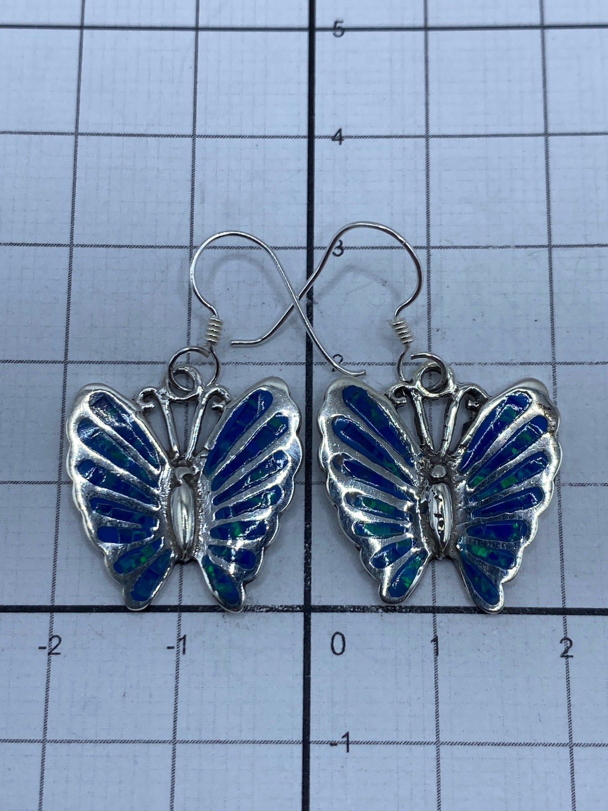 Aretes pesando 5.6 gramos en bascula de joyería