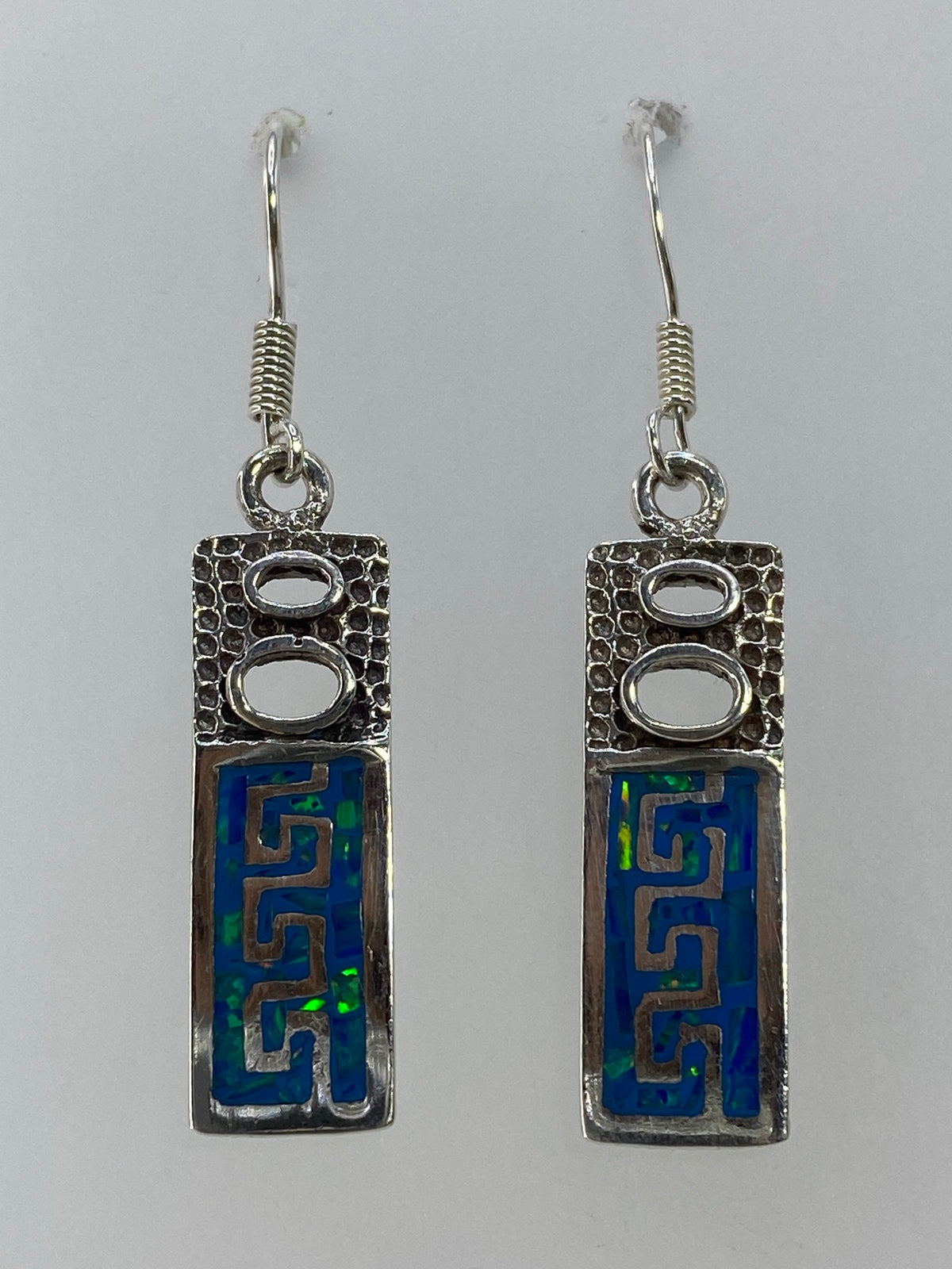 Par de aretes de plata 950 con ópalo de fuego multicolor en diseño prehispánico, 4.5 cm de largo