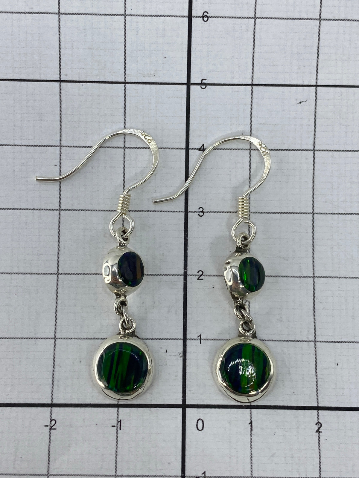 Ópalo de fuego brillante en aretes artesanales de Taxco