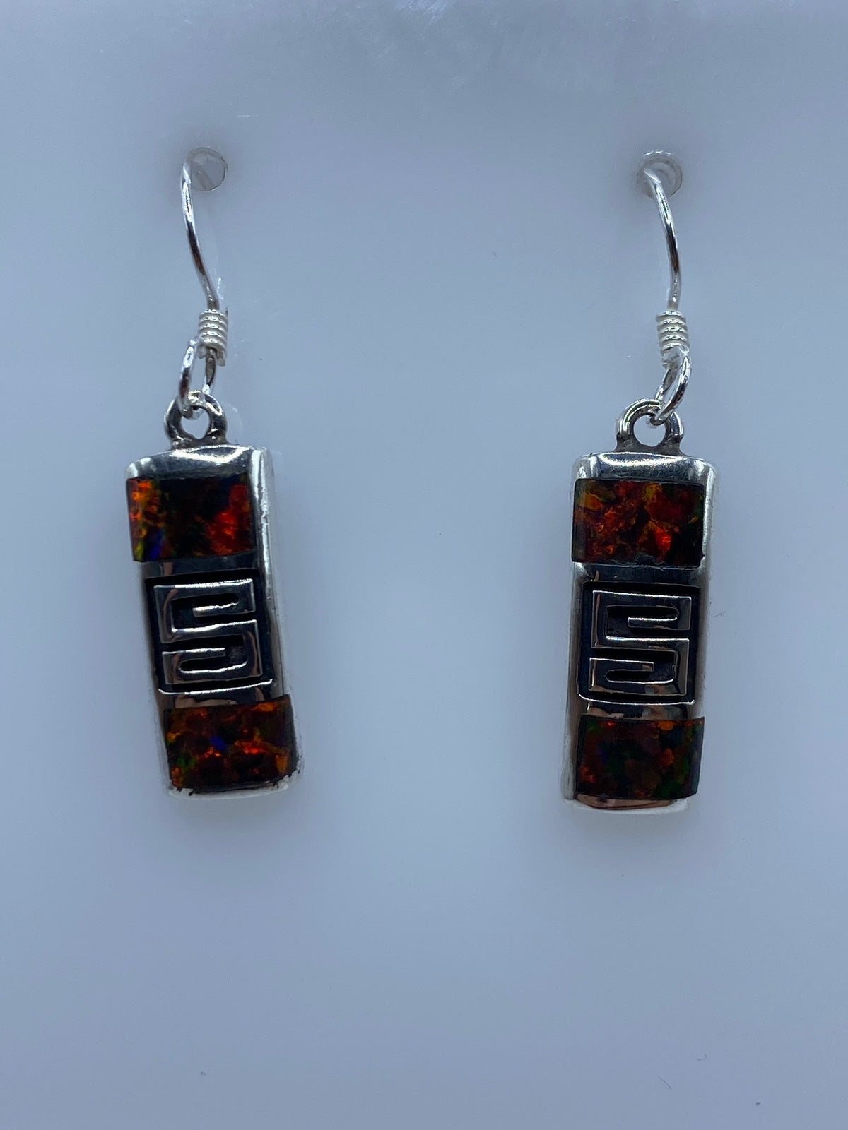 Detalle del ópalo de fuego con sus reflejos rojos, naranjas y amarillos engastados en plata pura
